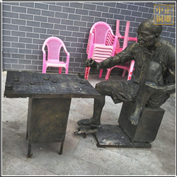 下象棋老人雕塑